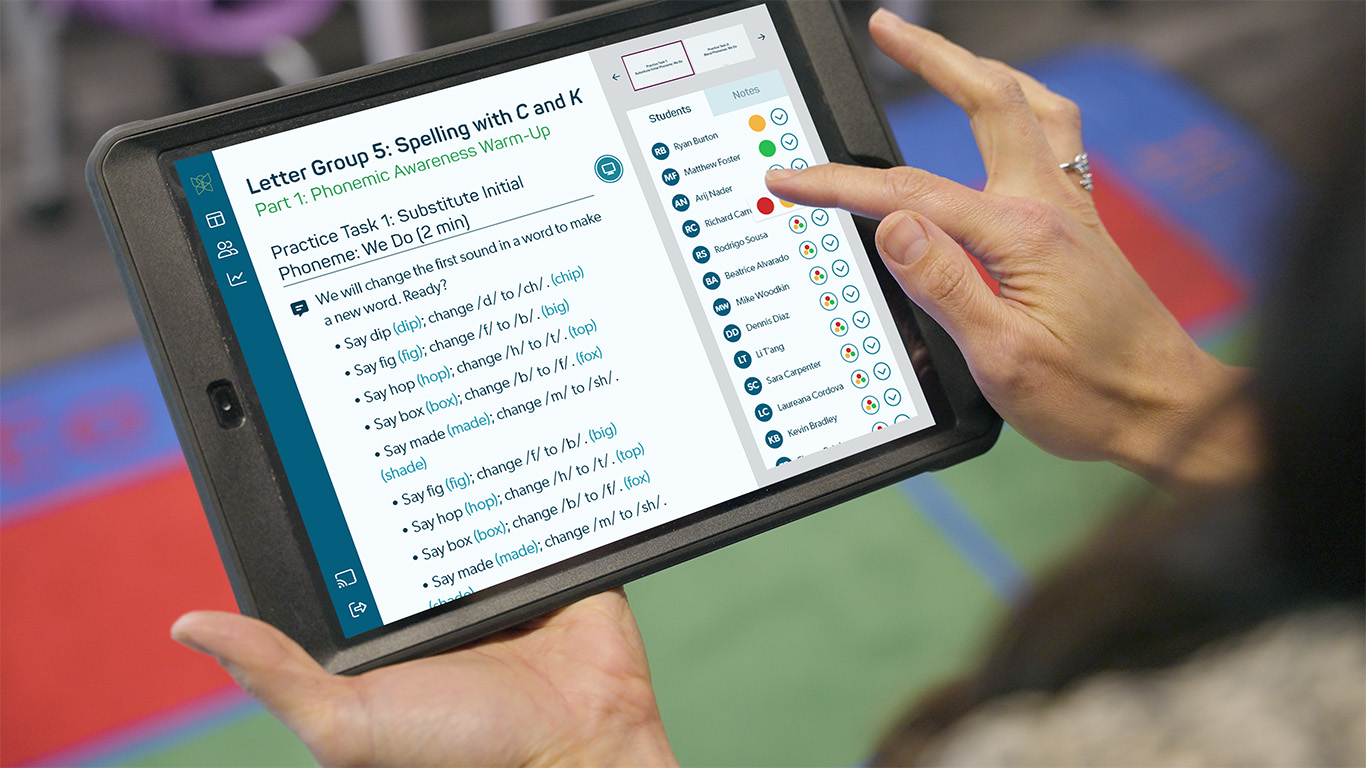 Teacher using Reading Horizons Discovery on an iPad